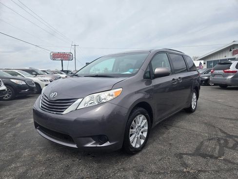 Used 2013 Toyota Sienna LE AWD/4WD image 2