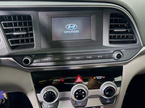 Used 2019 Hyundai Elantra SE image 18