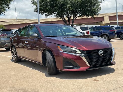 Used 2025 Nissan Altima 2.5 SV FWD image 3