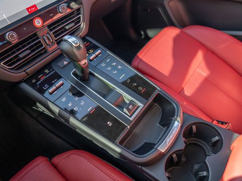 Certified 2026 Porsche Macan AWD/4WD image 21