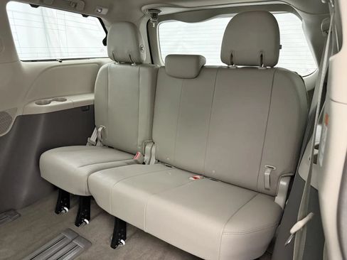 Used 2019 Toyota Sienna XLE FWD image 30