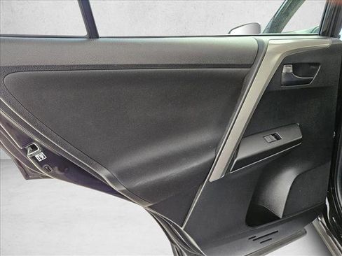 Used 2018 Toyota RAV4 LE image 21