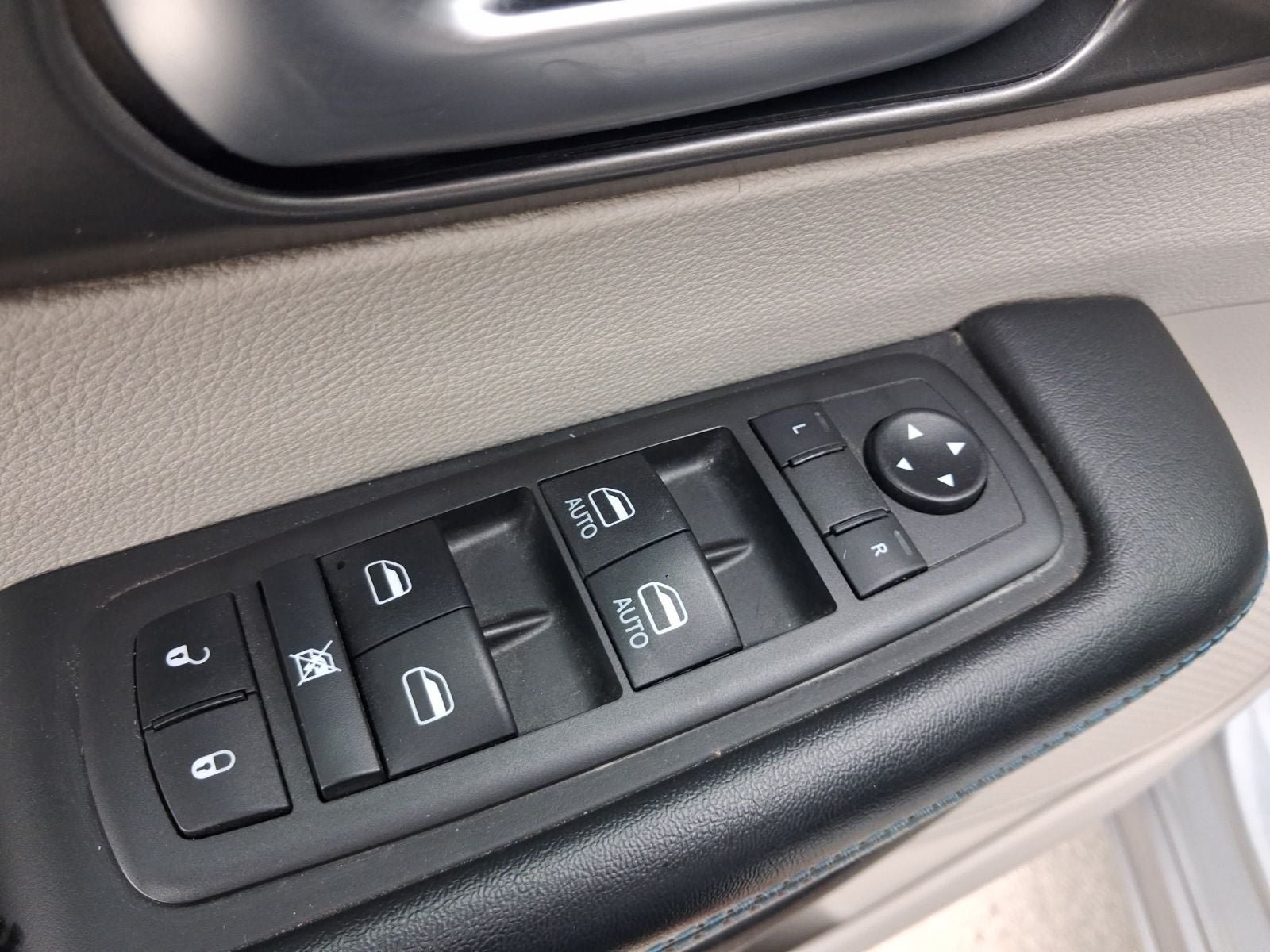 Used 2021 Chrysler Pacifica Touring w/ Cold Weather Group AWD/4WD image 17