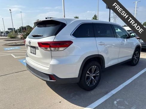 Used 2019 Toyota Highlander LE FWD image 3