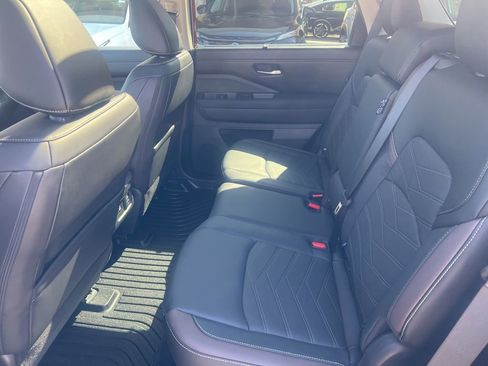 Certified 2024 Nissan Pathfinder Platinum w/ Cargo Package AWD/4WD image 9