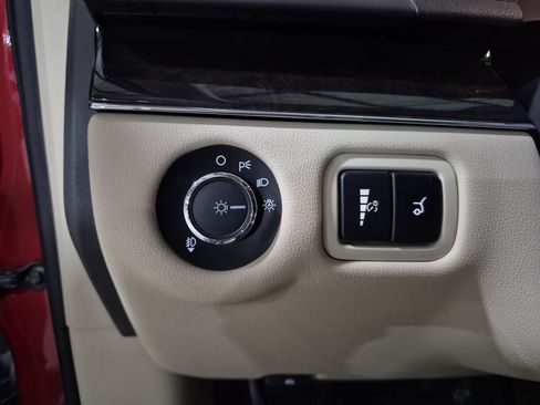 Used 2018 Lincoln MKT AWD image 19