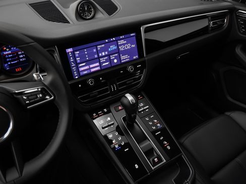 Certified 2025 Porsche Macan image 31