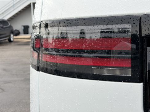 New 2026 Land Rover Discovery Limited Edition AWD/4WD image 10