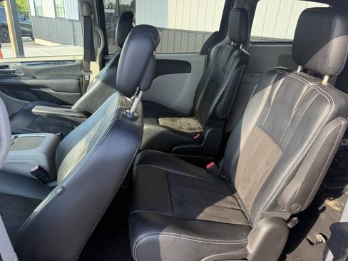 Used 2019 Dodge Grand Caravan SXT FWD image 18