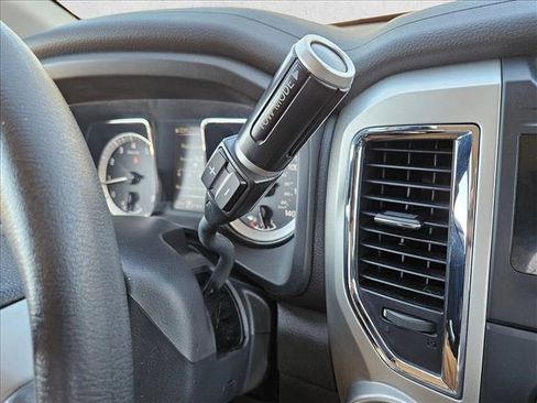 Used 2017 Nissan Titan SV image 12