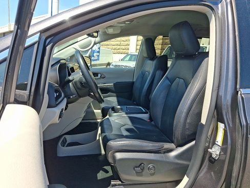Used 2020 Chrysler Pacifica Touring-L Plus FWD image 15