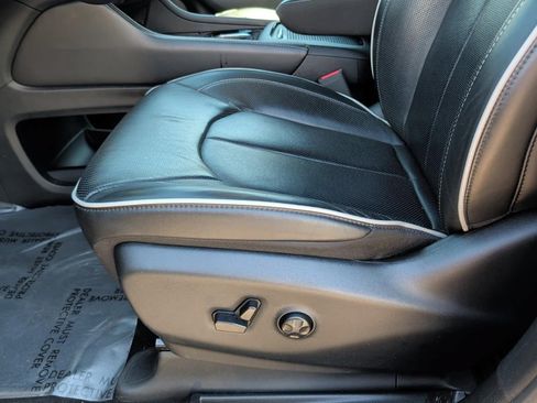 Used 2025 Chrysler Pacifica Limited FWD image 15