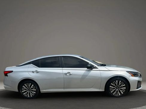 Used 2024 Nissan Altima 2.5 SV FWD image 4