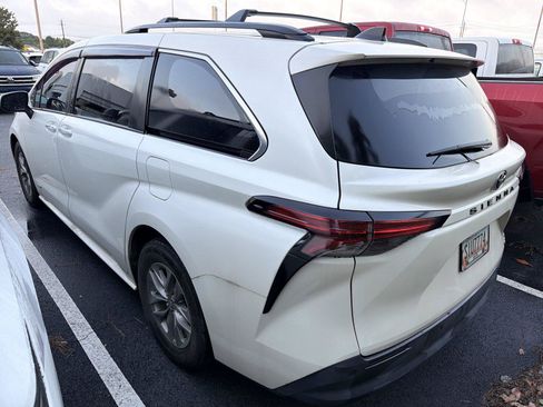 Used 2021 Toyota Sienna XLE FWD image 5