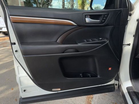 Used 2017 Toyota Highlander Limited Platinum image 16