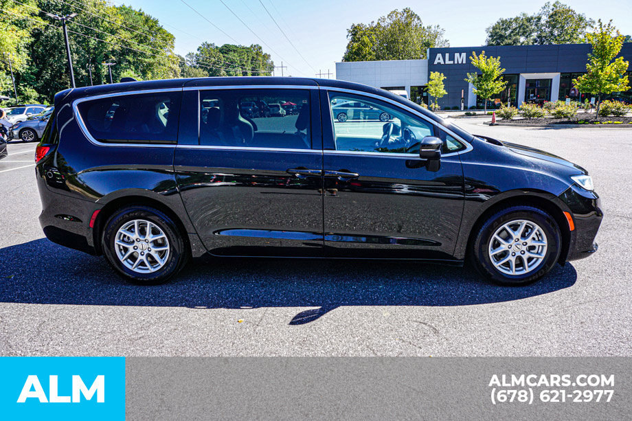 Used 2023 Chrysler Pacifica Touring-L FWD image 8