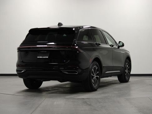 Used 2024 Lincoln Nautilus Premier image 4