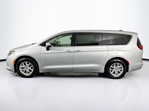 Used 2023 Chrysler Voyager LX image 7