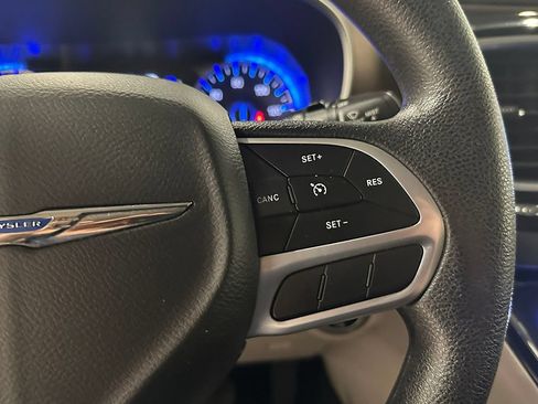 Used 2020 Chrysler Voyager Lxi FWD image 37