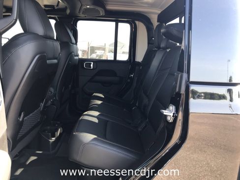 New 2025 Jeep Gladiator Sport image 19