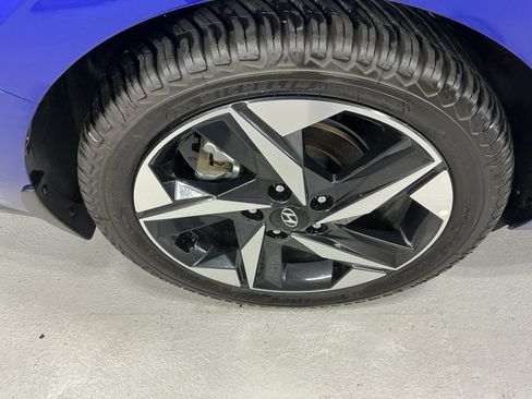 Certified 2023 Hyundai Elantra Limited FWD image 5