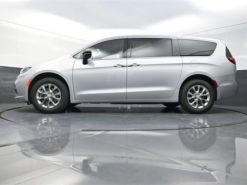 New 2026 Chrysler Pacifica Select image 20