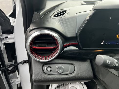 Used 2025 Chevrolet Trax RS w/ Sunroof Package image 11