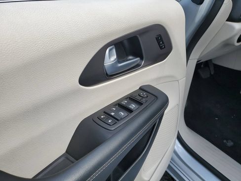 Used 2024 Chrysler Pacifica Touring-L FWD image 13