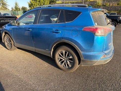 Used 2018 Toyota RAV4 LE AWD/4WD image 3
