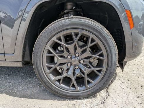 New 2026 Jeep Grand Cherokee L Summit w/ Obsidian Package AWD/4WD image 10