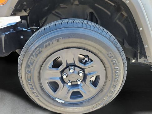 Used 2024 Jeep Gladiator Sport AWD/4WD image 16