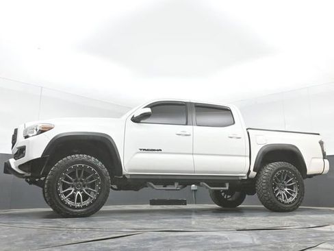 Used 2019 Toyota Tacoma TRD Off-Road w/ Technology Package AWD/4WD image 42