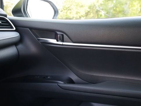 Used 2019 Toyota Camry SE FWD image 11