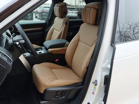 Used 2025 Land Rover Discovery Dynamic SE image 15