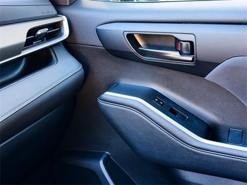 Used 2024 Toyota Highlander LE image 24