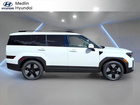 Used 2026 Hyundai Santa Fe SEL image 2