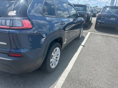Used 2021 Jeep Cherokee Latitude FWD image 3