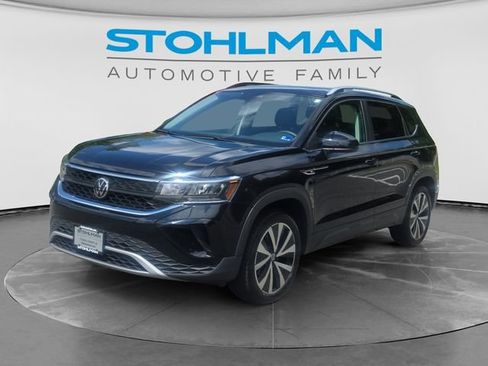 Certified 2023 Volkswagen Taos SE w/ Panoramic Sunroof Package FWD image 1