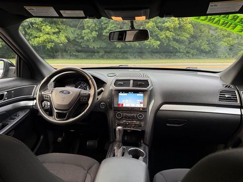 Used 2017 Ford Explorer XLT w/ Equipment Group 201A AWD/4WD image 17