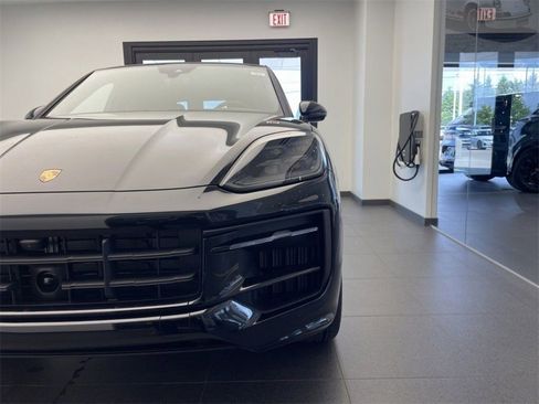 New 2025 Porsche Cayenne Coupe image 12