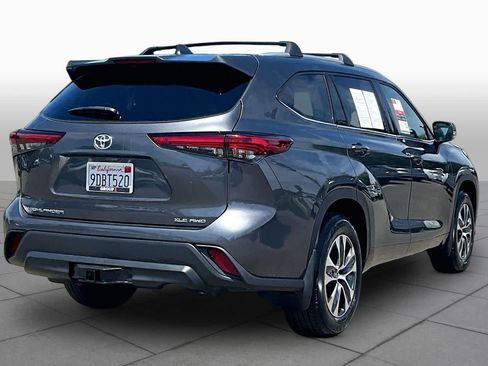 Used 2022 Toyota Highlander XLE AWD/4WD image 12