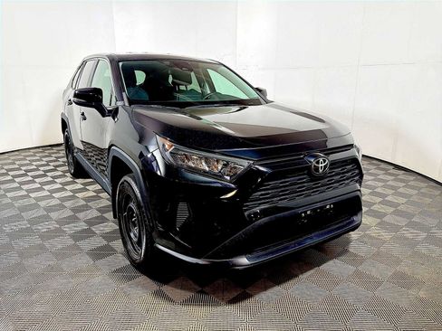 Used 2022 Toyota RAV4 LE AWD/4WD image 2