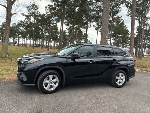 Used 2024 Toyota Highlander LE image 7