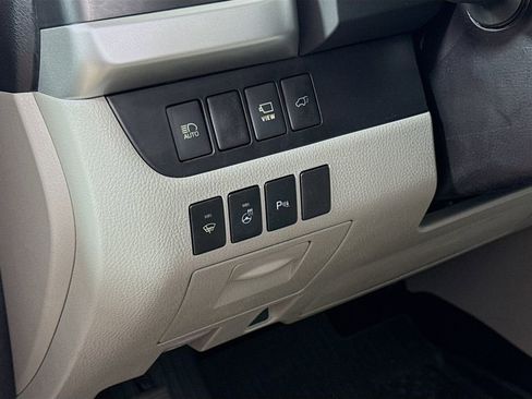 Certified 2018 Toyota Highlander Limited Platinum image 10