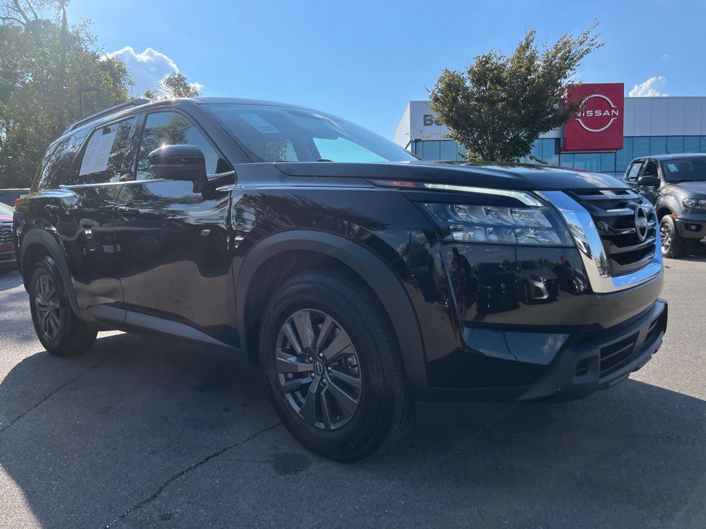 Used 2024 Nissan Pathfinder SV FWD image 3