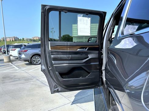 Used 2022 Jeep Grand Wagoneer Series II w/ Convenience Group III AWD/4WD image 23