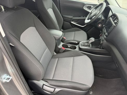 Used 2025 Kia Soul LX w/ LX Technology Package image 34