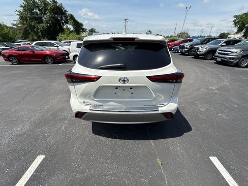 Used 2021 Toyota Highlander Platinum AWD/4WD image 2