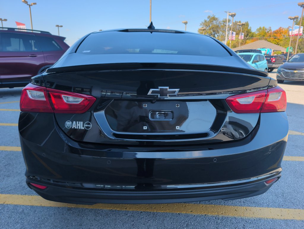 Used 2017 Chevrolet Malibu LT w/ Leather Package FWD image 6