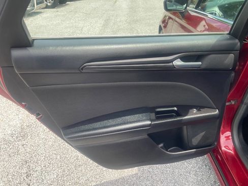 Used 2018 Ford Fusion SE w/ Equipment Group 201A FWD image 21